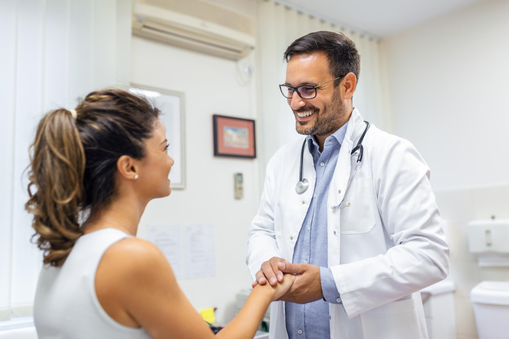 medico-de-saude-e-conceito-medico-com-paciente-no-hospital-medico-trabalhando-no-escritorio-e-ouvindo-o-paciente-ela-esta-explicando-seus-sintomas-de-saude-e-conceito-de-assistencia (1) medico-de-saude-e-conceito-medico-com-paciente-no-hospital-medico-trabalhando-no-escritorio-e-ouvindo-o-paciente-ela-esta-explicando-seus-sintomas-de-saude-e-conceito-de-assistencia (1)